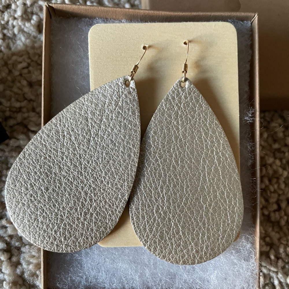 Nickel & Suede champagne earrings. Medium size
